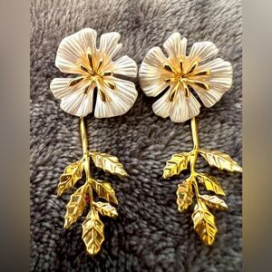 Martha montero earrings with white flowers and gold leaves